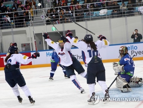 Kim Hee-won of South Korea (C) celebrates her goal against Slovenia with teammates Jo Su-sie (L) and Choi Ji-yeon at the International Ice Hockey Federation (IIHF) Women's World Championship Division II Group A at Kwandong Hockey Centre in Gangneung, Gangwon Province, on April 2, 2017. (Yonhap)