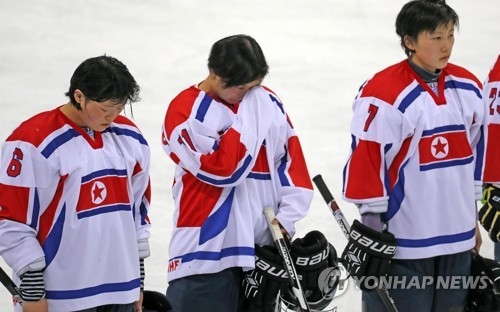 A North Korean player wipes her face after a 2-1 loss to Australia at the International Ice Hockey Federation Women's World Championship Division II Group A at Gangwon Hockey Centre in Gangneung, Gangwon Province, on April 2, 2017. (Yonhap)