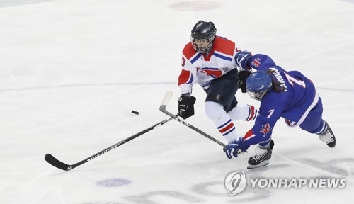 Kim Nong-gum of North Korea (L) battles Georgina Farman of Britain for the puck during their game at the International Ice Hockey Federation Women's World Championship Division II Group A at Gangneung Hockey Centre in Gangneung, Gangwon Province, on April 5, 2017. (Yonhap)