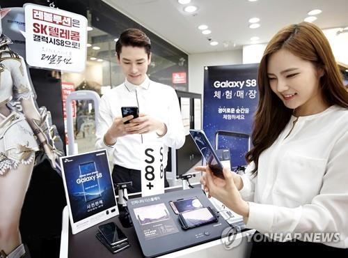 Models pose with the Galaxy S8 smartphones at a Seoul-based shop in this file photo released by SK Telecom Co. on April 2, 2017. (Yonhap)