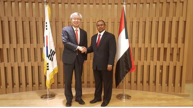 South Korea's Deputy Foreign Minister for Economic Affairs Lee Tae-ho shakes hands with his Sudanese counterpart Abdel-ghani Elnaim in a recent meeting in Sudan. (photo courtesy of the Ministry of Foreign Affairs) (Yonhap)