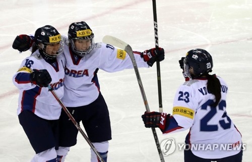 Park Ye-eun of South Korea (C) celebrates her goal with teammates Jo Su-sie (L) and Park Yoon-jung against North Korea at the International Ice Hockey Federation Women's World Championship Division II Group A at Gangneung Hockey Centre in Gangneung, Gangwon Province, on April 6, 2017. (Yonhap)