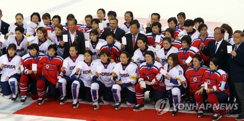 Players on the South Korean and North Korean women's hockey teams pose for a group photo after their game at the International Ice Hockey Federation (IIHF) Women's World Championship Division II Group A at Gangneung Hockey Centre in Gangneung, Gangwon Province, on April 7, 2017. (Yonhap)
