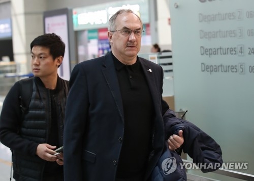 South Korean men's national football team head coach Uli Stielike (R) enters Incheon International Airport in Incheon on April 7, 2017, to take a flight to Britain where he plans to check on the national team players. (Yonhap)