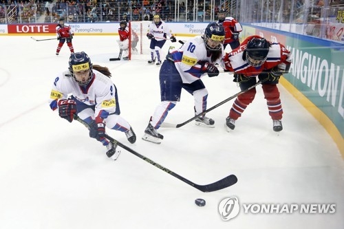 South Korean forward Park Jong-ah (L) controls the puck against North Korea at the International Ice Hockey Federation Women's World Championship Division II Group A at Gangneung Hockey Centre in Gangneung, Gangwon Province, on April 6, 2017. (Yonhap)