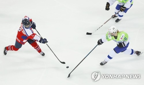 Kim Nong-gum of North Korea (L) fires a shot against Slovenia during the teams' final game at the International Ice Hockey Federation (IIHF) Women's World Championship Division II Group A at Kwandong Hockey Centre in Gangneung, Gangwon Province, on April 8, 2017. (Yonhap)
