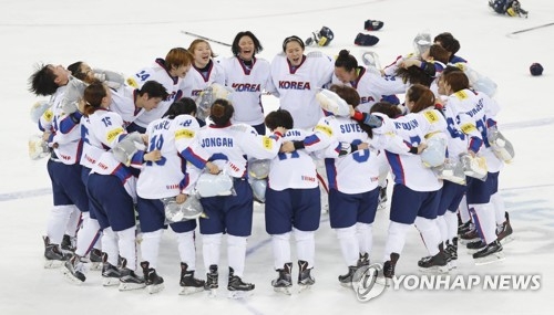 South Korean players celebrate winning the title at the International Ice Hockey Federation Women's World Championship Division II Group A at Kwandong Hockey Centre in Gangneung, Gangwon Province, on April 8, 2017. (Yonhap)