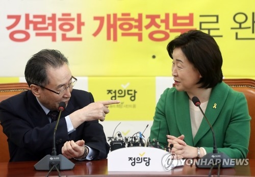 The Justice Party's presidential candidate Sim Sang-jung (R) meets with China's Wu Dawei at the National Assembly in Seoul on April 11, 2017. (Yonhap)