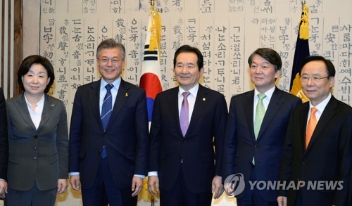 National Assembly Speaker Chung Sye-kyun (C) and presidential candidates -- Sim Sang-jeung (L) of the Justice Party, Moon Jae-in of the Democratic Party (2nd from L) and Ahn Cheol-soo (2nd from R) of the People's Party -- pose for a photo before their talks on a constitutional revision at the National Assembly in Seoul on April 12, 2017. (Yonhap)