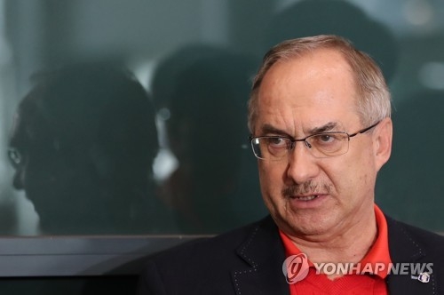South Korea men's national football team head coach Uli Stielike speaks to reporters at Incheon International Airport in Incheon on April 13, 2017. (Yonhap)