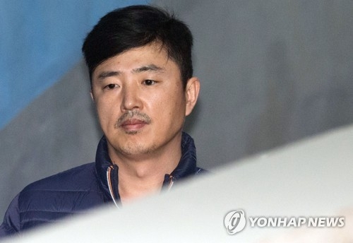 Ko Young-tae, a former associate of former President Park Geun-hye's close friend Choi Soon-sil, appears at a local court in Seoul on April 13, 2017. (Yonhap)