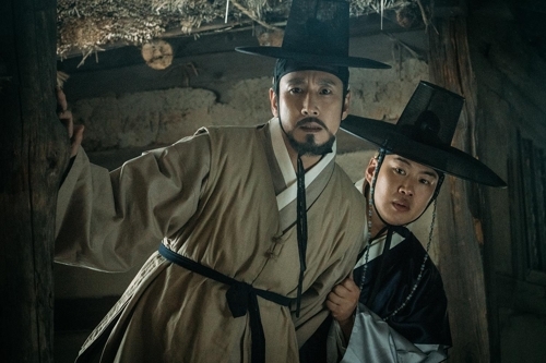 This still cut provided by CJ Entertainment shows Lee Sun-kyun (L) and Ahn Jae-hong in "The King's Case Note." (Yonhap)
