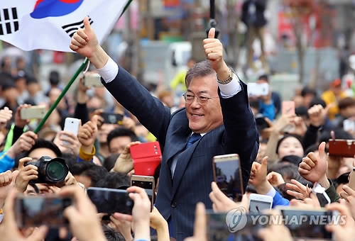 Presidential front-runner Moon Jae-in gives a thumbs up while staging an election campaign in the southwestern city of Jeonju, located 230 kilometers from Seoul, on April 18, 2017. (Yonhap)