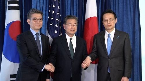 Kim Hong-kyun (L), South Korea's chief envoy on North Korea issues, poses for a photo with his U.S. and Japanese counterparts, Joseph Yun (C) and Kenji Kanasugi (R), during a meeting in Washington on Feb. 27, 2017. (Yonhap)