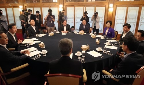 Top officials from the ruling Democratic Party, government and presidential office Cheong Wa Dae hold a meeting on a government restructuring plan and extra budget proposal at the prime minister's official residence in Seoul on June 5, 2017. (Yonhap)