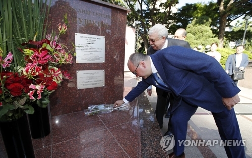 Sergey Mikhaylov, president of Russia's state-run news agency Tass, lays a wreath at the statue of the Russian poet Alexander Pushkin in front of the Lotte Hotel in central Seoul on June 5, 2017. (Yonhap)