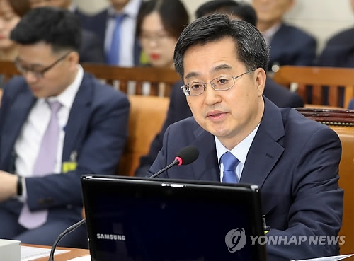 Finance Minister nominee Kim Dong-yeon speaks at a confirmation hearing held at the National Assembly in Seoul on June 7, 2017. (Yonhap)