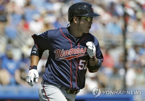 In this Associated Press photo taken on March 20, 2017, Park Byung-ho of the Minnesota Twins heads to first base after hitting a two-run home run against the Toronto Blue Jays in their spring training game in Dunedin, Florida. (Yonhap)