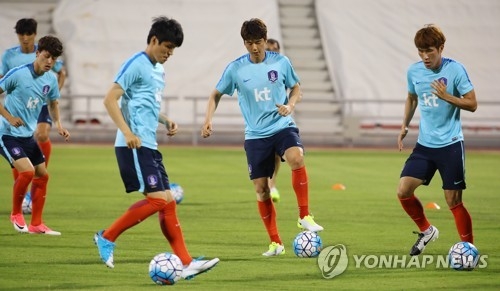 South Korea men's national football team players practice at Grand Hamad Stadium in Doha on June 11, 2017, two days ahead of their FIFA World Cup qualifying match against Qatar. (Yonhap) 