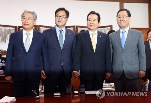 National Assembly Speaker Chung Sye-kyun (2nd from R) and the floor leaders of the ruling Democratic Party, the minor opposition People's Party and Bareun Party pose for a photo before their talk at the parliament in Seoul on June 12, 2017. (Yonhap)