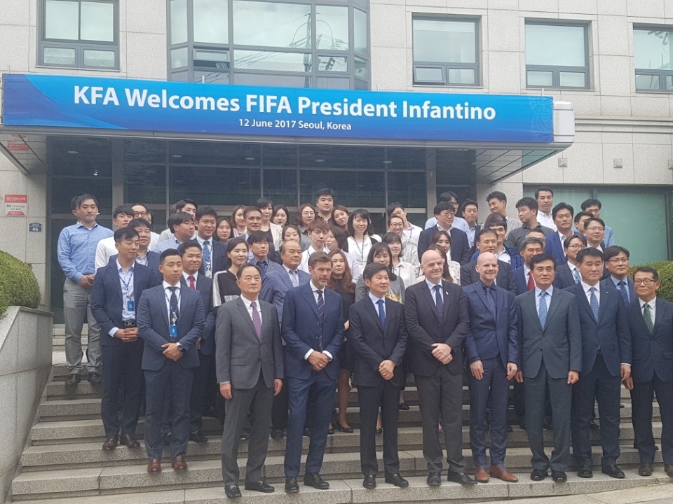 FIFA President Gianni Infantino (4th from L) and Korea Football Association (KFA) President Chung Mong-gyu (3rd from L) pose for a photo with KFA employees at the KFA House in Seoul on June 12, 2017. (Yonhap) 