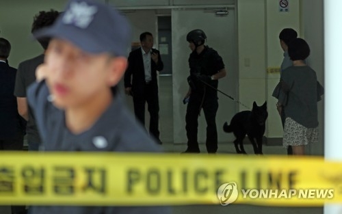Personnel from the military bomb squad canvas the explosion area with a bomb-sniffing dog at Yonsei University on June 13, 2017. (Yonhap) 