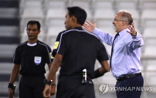 South Korea head coach Uli Stielike (R) reacts to a play during a World Cup qualifying match against Qatar at Jassim Bin Hamad Stadium in Doha on June 13, 2017. (Yonhap)