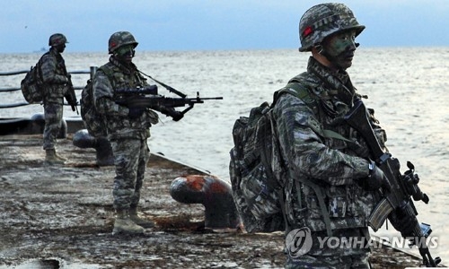 South Korean marines guard Dokdo, a set of islets in the East Sea, during an exercise held in December 2016 in this file photo provided by Marine Corps. (Yonhap)