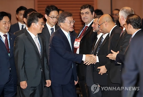 (LEAD) Moon urges AIIB to make sustainable, people-oriented investment - 2