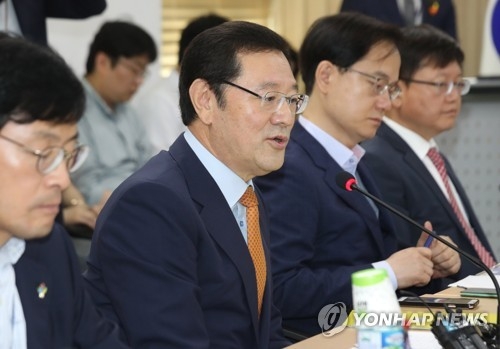 An undated file photo of Lee Yong-sup (2nd from L), vice chairman of the Presidential Committee on Job Creation, presiding over a meeting in Seoul. (Yonhap) 