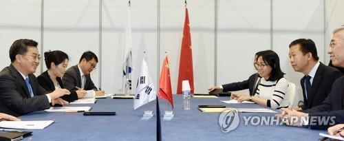 South Korean Finance Minister Kim Dong-yeon (L) meets with his Chinese counterpart Xiao Jie (2nd from R) on the southern resort island of Jeju on June 16, 2017, on the sidelines of the second annual meeting of the Asia Infrastructure Investment Bank (AIIB). (Yonhap)