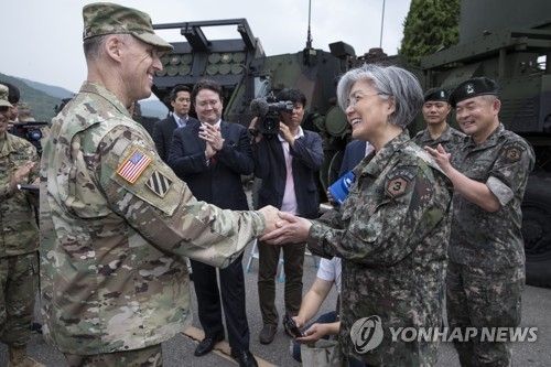 South Korean Foreign Minister Kang Kyung-wha (R) shakes hands with Lt. Gen. Thomas S. Vandal, commander of the U.S. Eighth Army during her visit to the 2nd Infantry Division in north of Seoul on June 25, 2017. (Yonhap)