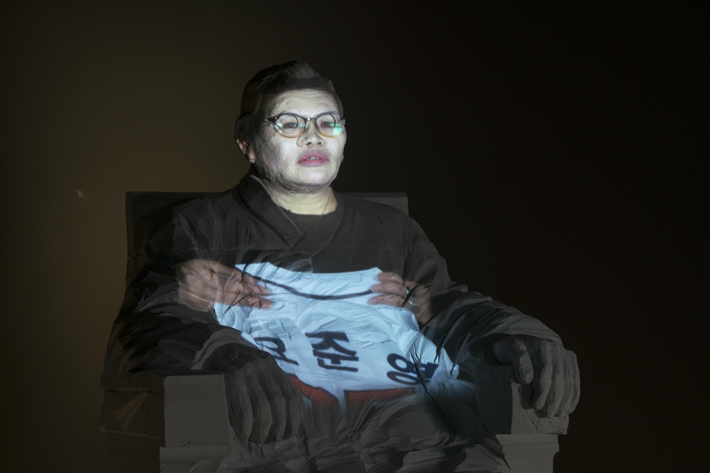 The image provided by the National Museum of Modern and Contemporary Art (MMCA) on July 4, 2017, shows the image of the mother of Oh Joon-young, one of the victims in the 2014 Sewol ferry sinking, projected on to the statue of Kim Koo. (Yonhap) 