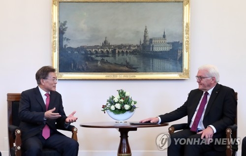 South Korean President Moon Jae-in (L) speaks while meeting with German President Frank-Walter Steinmeier in Berlin on July 5, 2017. (Yonhap)