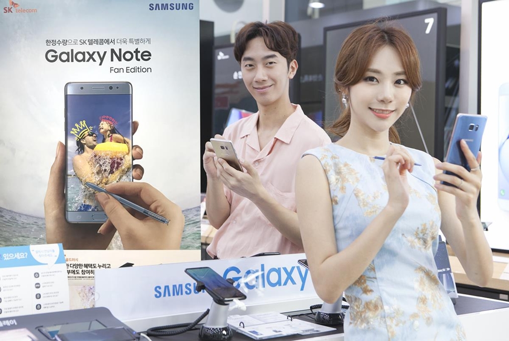 Models pose for a photo with the Galaxy Note FE in this photo released by SK Telecom Co. on July 6, 2017. (Yonhap)