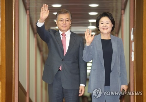 President Moon Jae-in and first lady Kim Jung-sook wave upon arrival at Seoul Air Base in Seongnam, south of Seoul, on July 10, 2017, after attending the Group of 20 summit in Germany. (Yonhap)