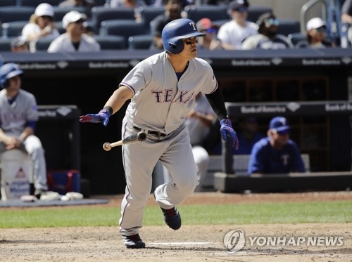 In this Associated Press file photo taken on June 24, 2017, Choo Shin-soo of the Texas Rangers follows through on a two-run double during the ninth inning against the New York Yankees at Yankee Stadium in New York. (Yonhap)