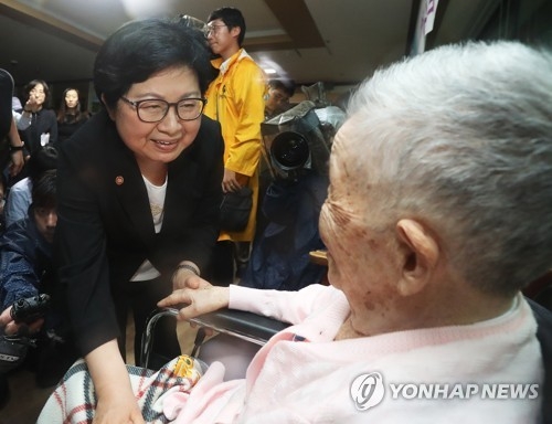 Gender Equality Minister Chung Hyun-back talks with former sex slave Kang Il-chool during a visit to the House of Sharing, a shelter for the former sex slaves, in Gwangju, east of Seoul, on July 10, 2017. (Yonhap) 