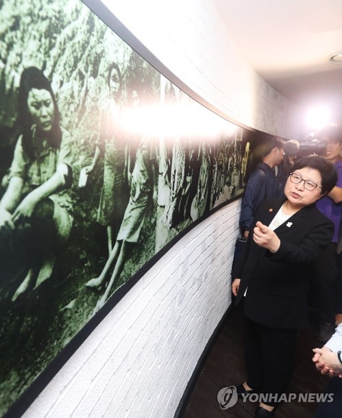 Minister of Gender Equality and Family Chung Hyun-back visits a shelter for former comfort women in Gwangju, south of Seoul, on July 10, 2017. (Yonhap)