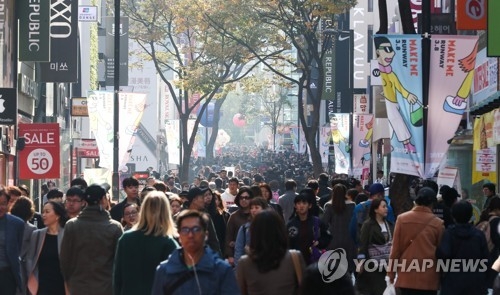Pedestrians and shoppers in downtown Seoul. (Yonhap)