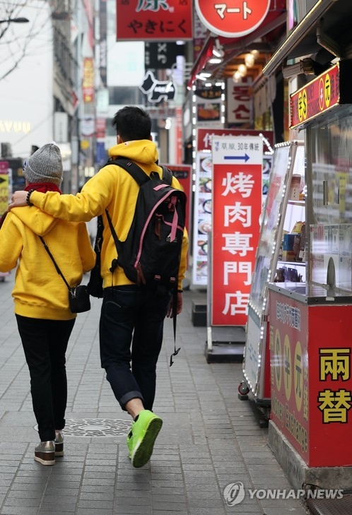 Foreign tourists walk past shops bearing Chinese signs in Seoul's Myeongdong shopping area, one of the top tourist spots in the South Korean capital, on Nov. 28, 2017. (Yonhap)