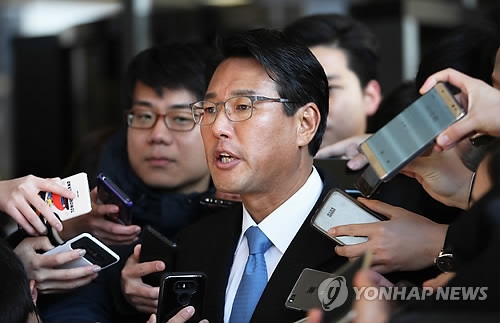 Kim Tae-hyo, former senior presidential secretary to then leader Lee Myung-bak, speaks to reporters at the Seoul Central District Prosecutors' Office on Dec. 5, 2017, as he appeared for questioning over election-meddling allegations. (Yonhap) 