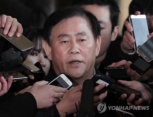 Rep. Choi Kyung-hwan of the main opposition Liberty Korea Party answers questions from reporters as he appears for questioning over bribery allegations involving the state spy agency on Dec. 6, 2017. (Yonhap)
