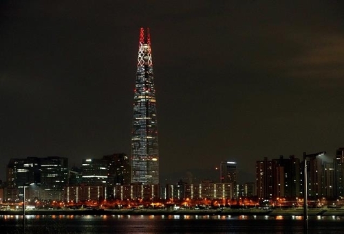 A photo of Lotte World Tower, provided by Lotte Group on Dec. 10, 2017, displaying a giant LED Olympic torch (Yonhap)