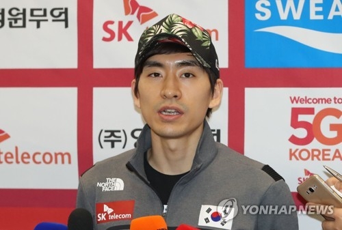 South Korean speed skater Lee Seung-hoon speaks to reporters at Incheon International Airport on Dec. 12, 2017, after returning home from Salt Lake City, Utah, where he competed at the International Skating Union World Cup Speed Skating. (Yonhap)