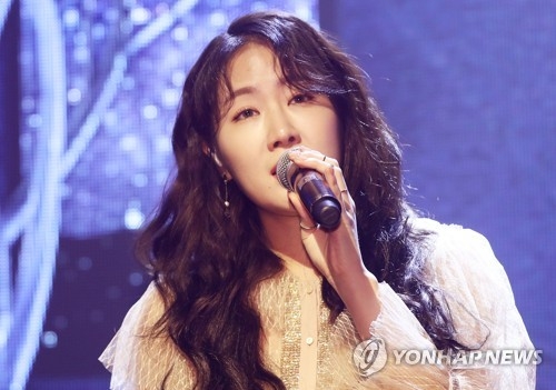 Singer Soyou performs during a media showcase for her debut solo album "Re:Born" in Seoul on Dec. 13, 2017. (Yonhap)
