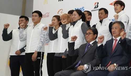 In this file photo taken on Oct. 31, 2017, Korean Sport & Olympic Committee (KSOC) President Lee Kee-heung (R) poses for a photo with athletes at a media event for the 2018 PyeongChang Games at Taereung Training Center in Seoul. (Yonhap)