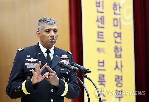 Gen. Vincent K. Brooks, commander of the U.S. Forces Korea (USFK), speaks in a lecture at Seoul Cyber University on Jan. 4, 2018. (Yonhap)