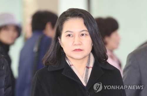 Yoo Myung-hee, director-general of the South Korean trade ministry's trade policy bureau, leaves Incheon International Airport, South Korea, for Washington on Jan. 4, 2018. (Yonhap)