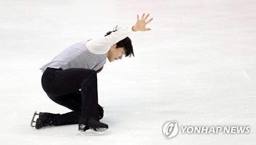 South Korean figure skater Lee June-hyoung takes a fall during his short program at the Korea Figure Skating Championships at Mokdong Ice Rink in Seoul on Jan. 6, 2018. (Yonhap)